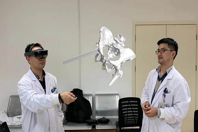 中山醫(yī)院骨科手術(shù)HoloLens混合現(xiàn)實輔助定位